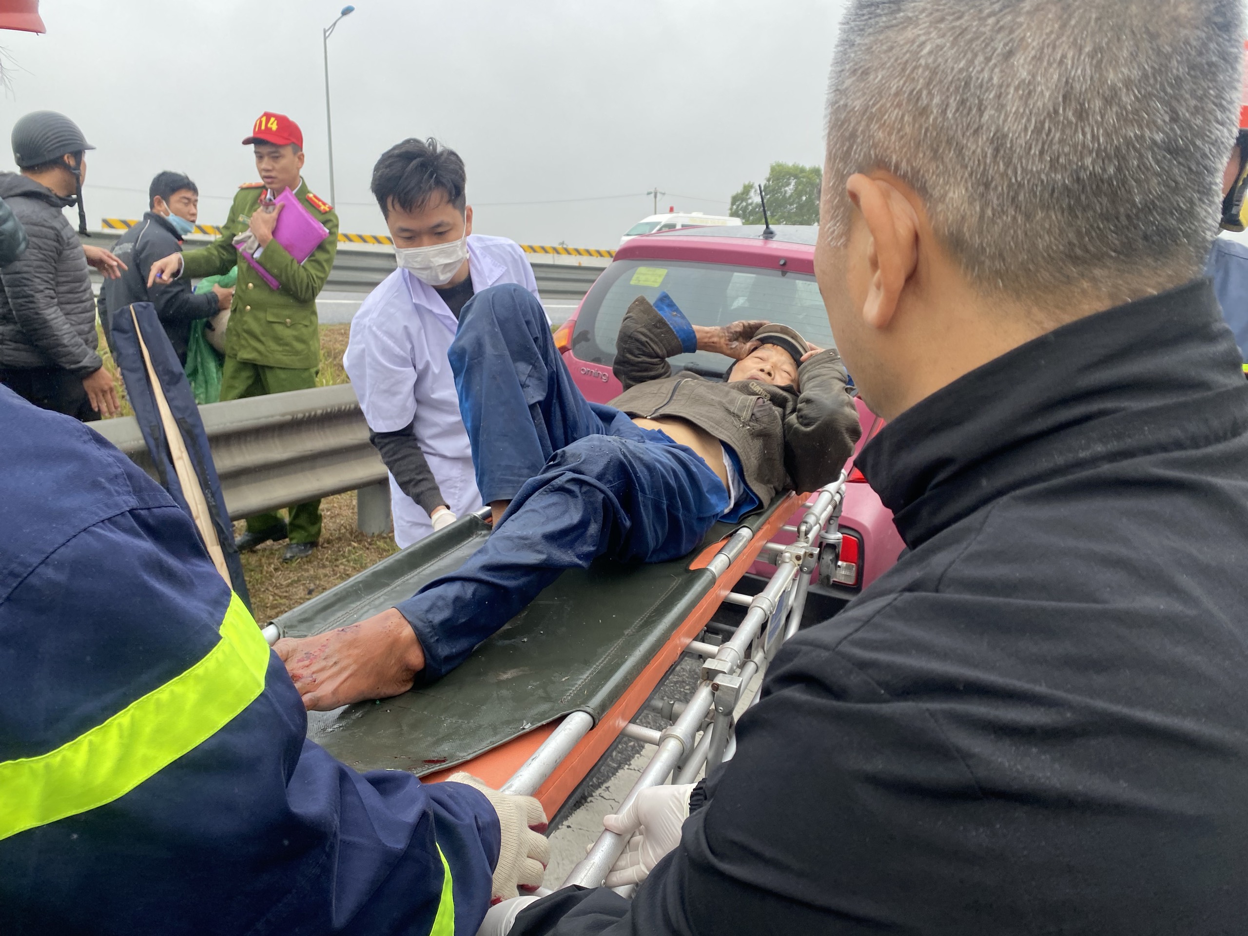 Cứu được 01 người mắc kẹt trong xe container bị lật tại tại Trạm soát vé cao tốc Hà Nội - Hải Phòng